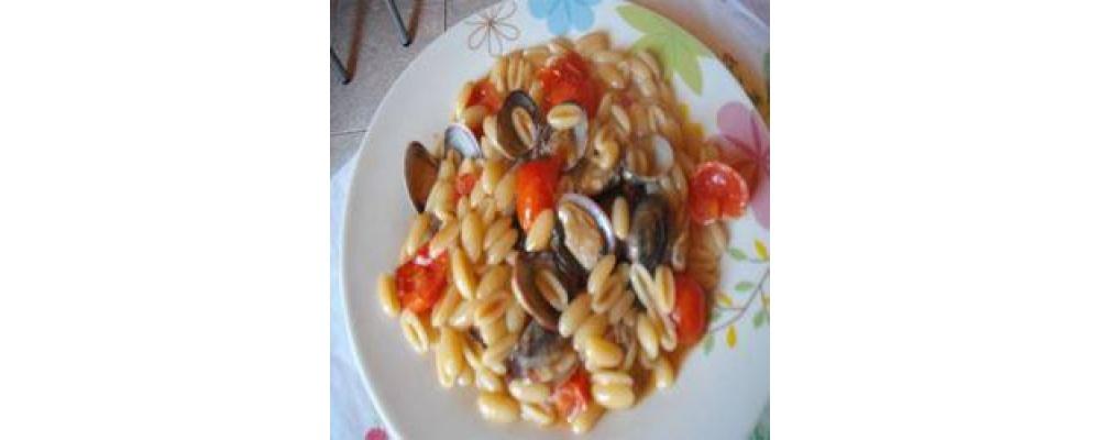 Маллореддус с моллюсками,помидорами чери и икрой тунца (Malloreddus con vongole, pomodorini e bottarga di tonno)