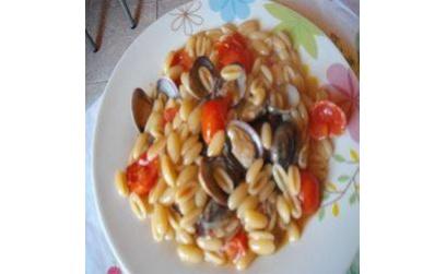 Маллореддус с моллюсками,помидорами чери и икрой тунца (Malloreddus con vongole, pomodorini e bottarga di tonno)