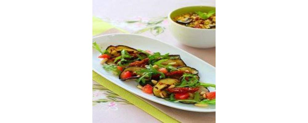Італійський салат з баклажанів на грилі та томатів