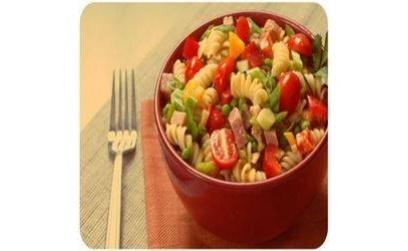 Італійський салат з шинкою, сиром і овочами