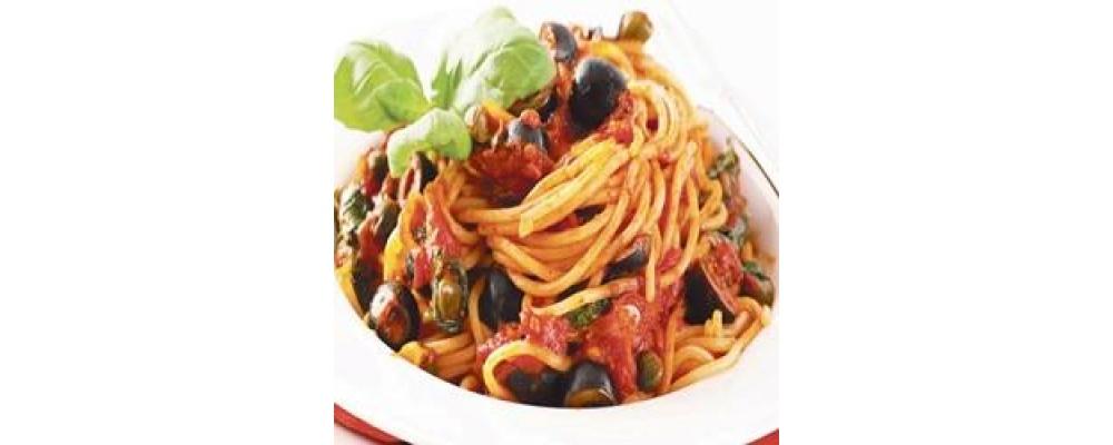 Спагеті з анчоусами, петрушкою, оливками та каперсами