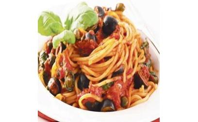 Спагеті з анчоусами, петрушкою, оливками та каперсами