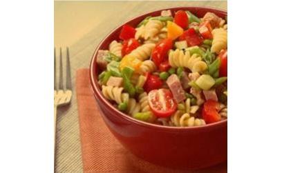 Італійський салат із шинкою, сиром і овочами