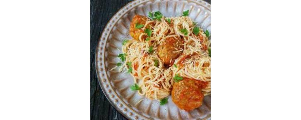 Спагетті з м'ясними кульками в томатному соусі