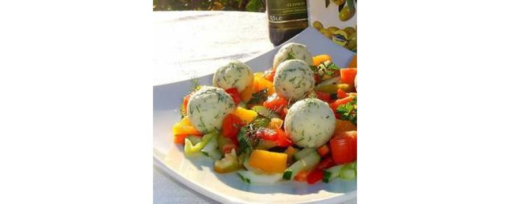 Овочевий салат з кульками з фети і маслин