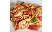 Спагетті з морепродуктами і помідорами чері