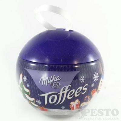 Шоколадні Milka Toffees в коробці у формі новорічної кулі 108 г